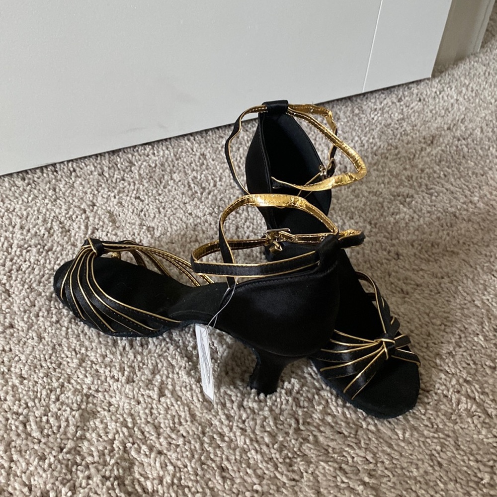 New with tag. Black/gold 2” dancing shoes. Size 7.5 (38).